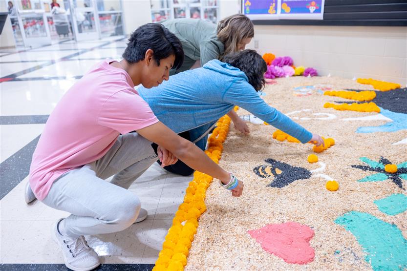 Students make a tapete